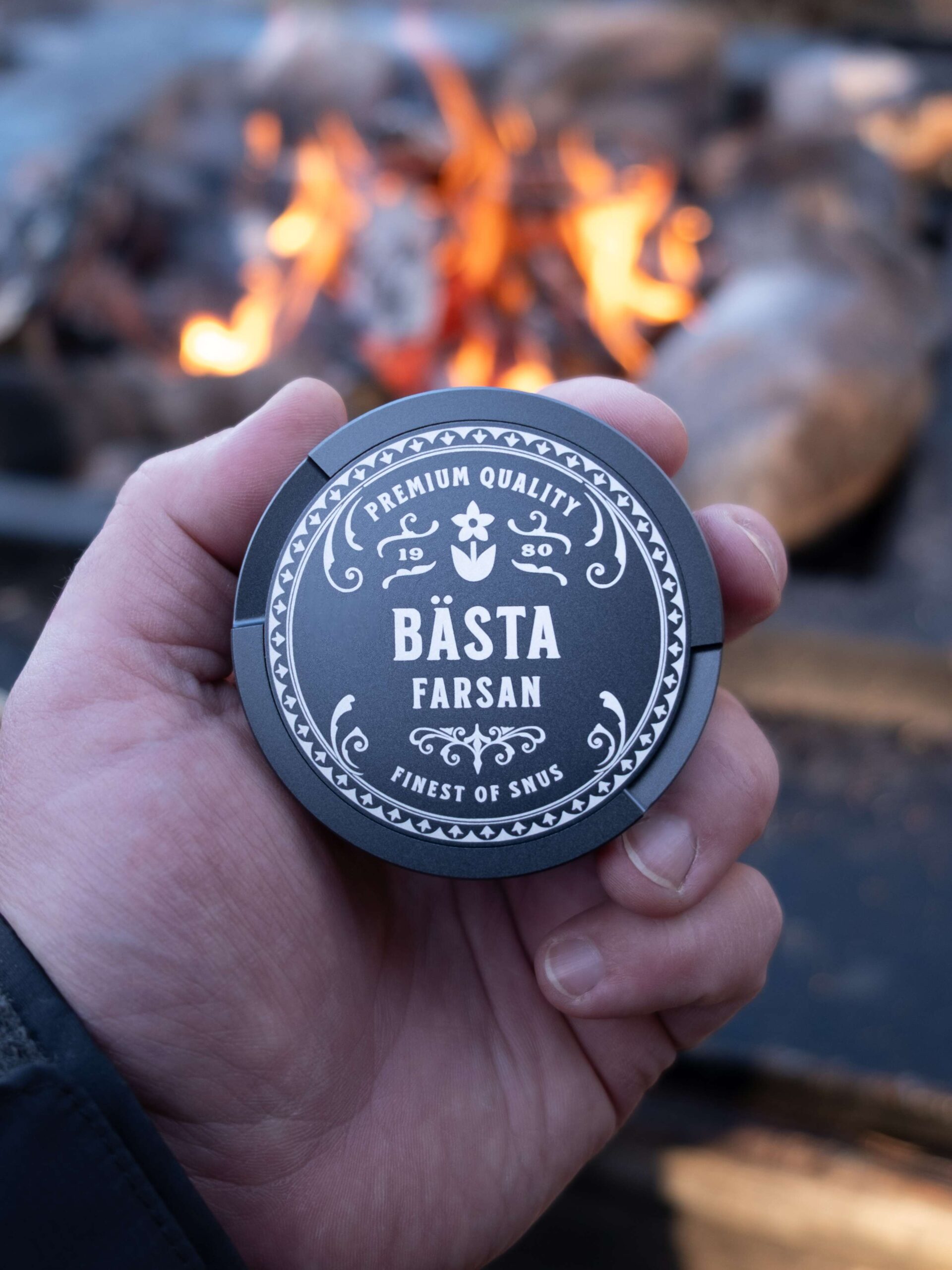 Personlig snusdosa Blomstrande ornament Gra scaled