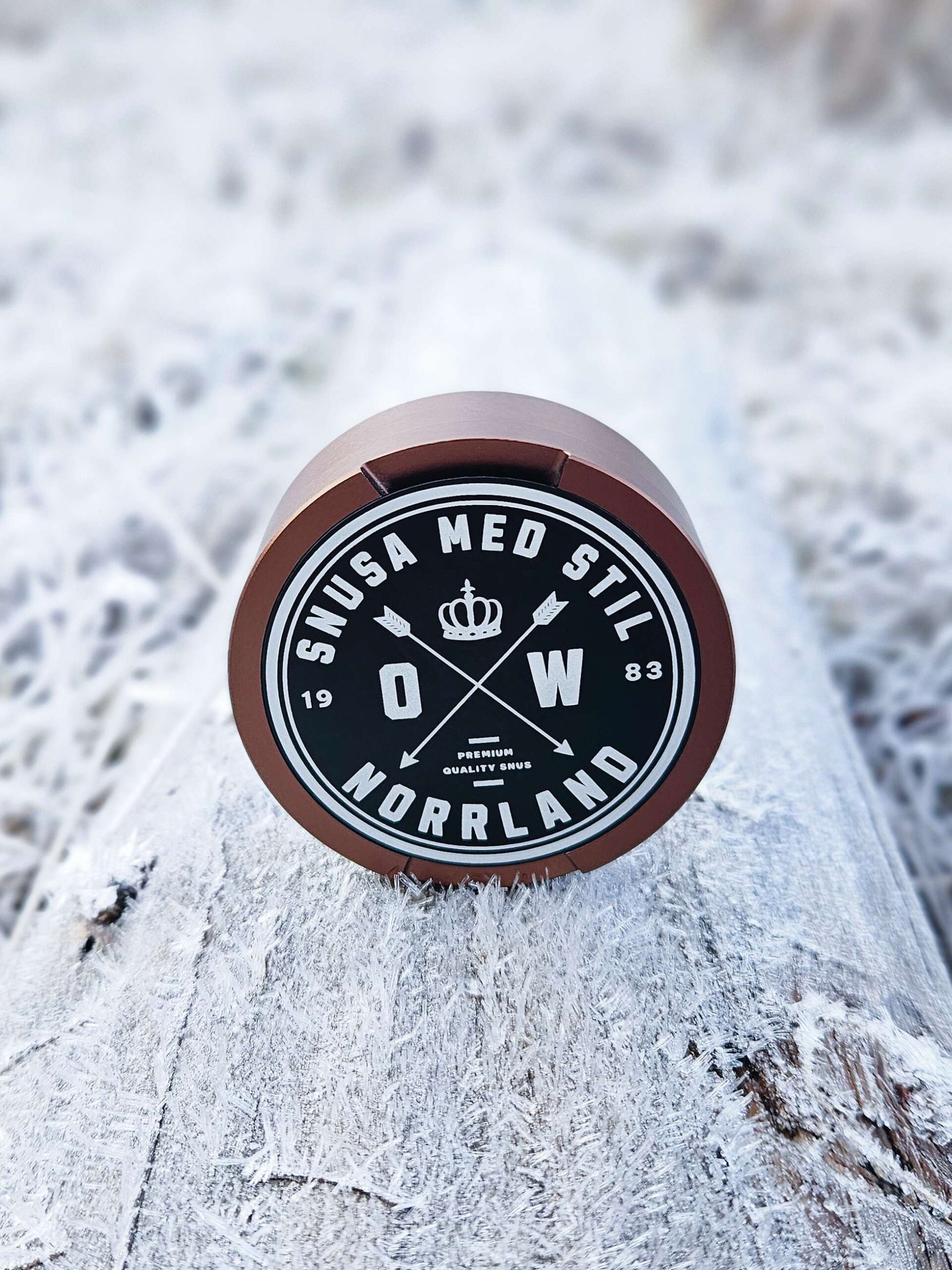 Personlig snusdosa Korsade pilar Svart brun Bild2 scaled