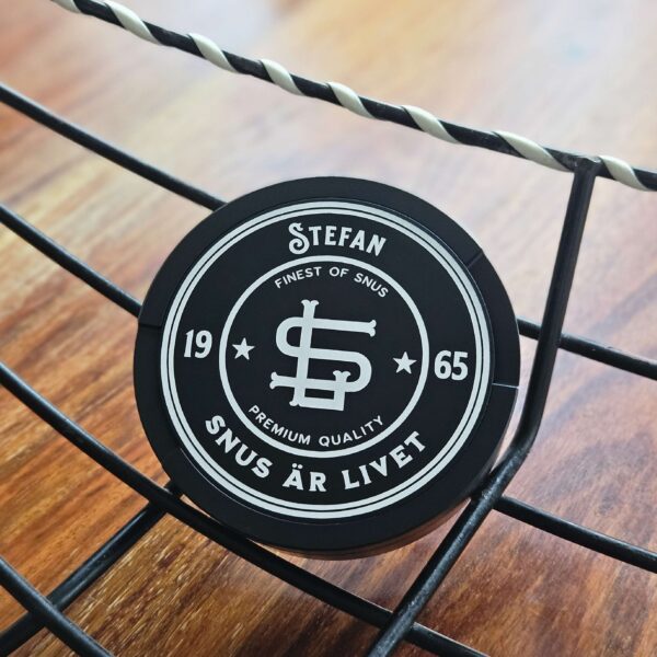 Personlig snusdosa Monogram linjart Svart Bild2