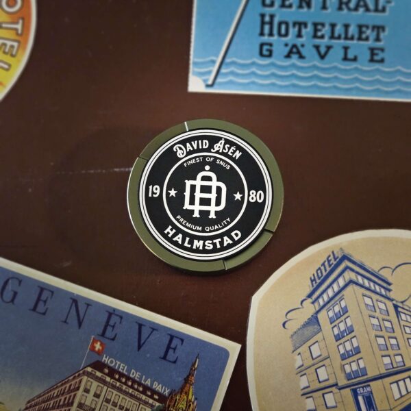 Personlig snusdosa Monogram linjart Svart militargron