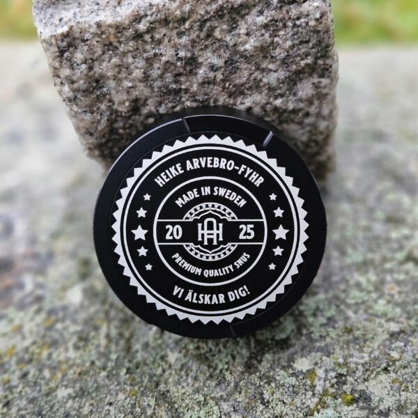 Personlig snusdosa Monogram taggar och stjarnor Svart Bild2