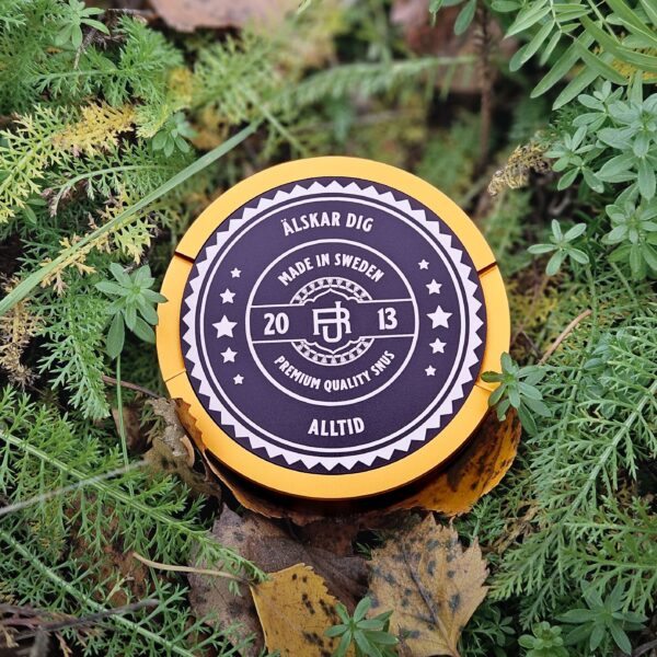 Personlig snusdosa Monogram taggar och stjarnor Svart guld