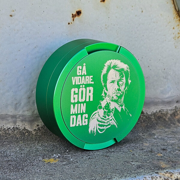 Grön snusdosa med Clint Eastwood och texten Gå vidare gör min dag