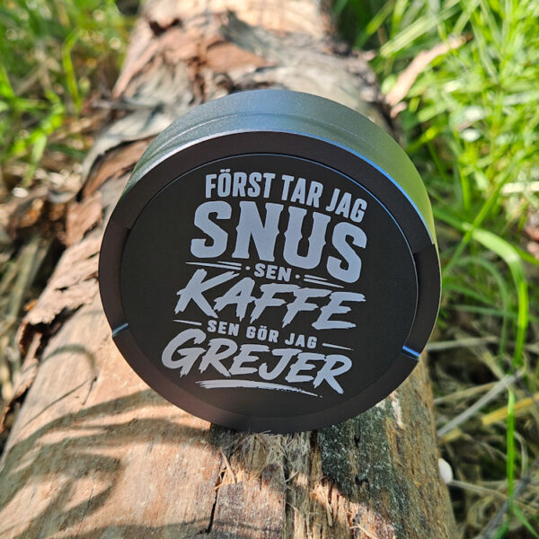 Svart snusdosa med texten Först tar jag snus sen kaffe sen gör jag grejer