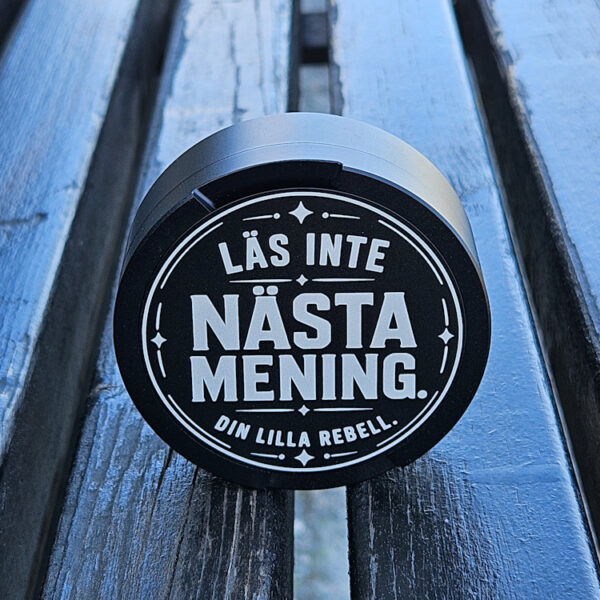 Svart snusdosa med texten Läs inte nästa mening din lilla rebell