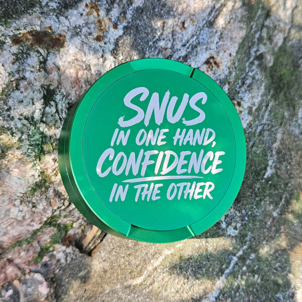 Grön snusdosa med engelskt citat om snus och självförtroende