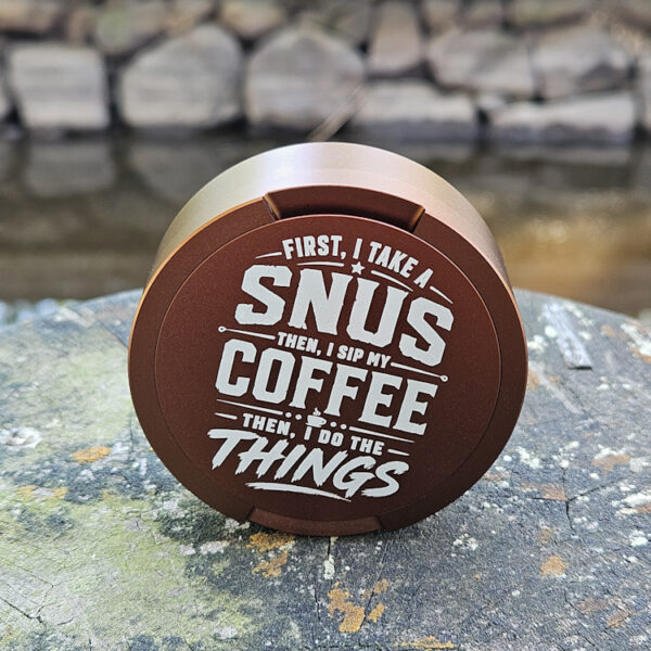 Brun snusdosa med humoristiskt engelskt citat om snus och kaffe från Lyxdosan