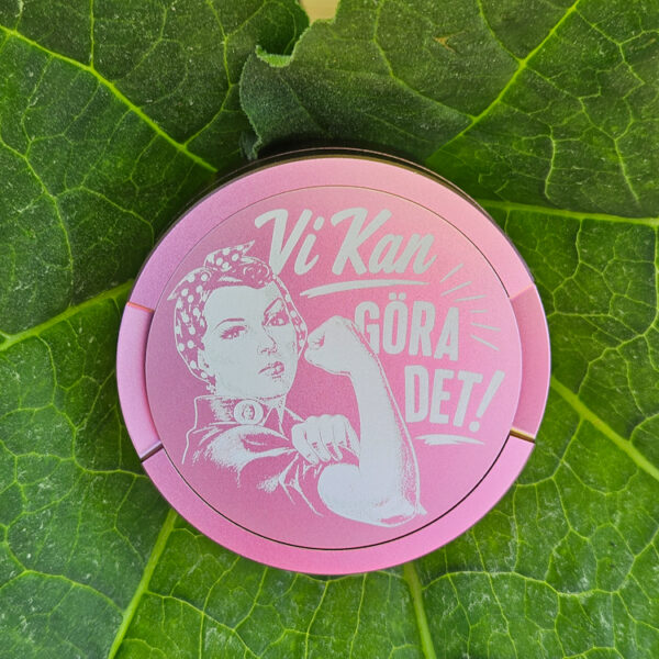 Rosa snusdosa med motivet Vi kan göra det inspirerat av den klassiska styrkeaffischen