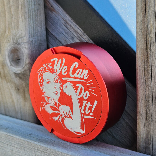 Röd snusdosa med motivet We Can Do It inspirerat av den klassiska affischen